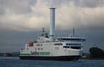 Die Scandlines Fähre Berlin auf dem Seeweg von Rostock-Überseehafen nach Gedser beim Auslaufen vor bedrohlichen Wolken am 29.05.2025 in Warnemünde.