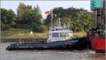 Der 2007 gebaute Schlepper HELMUT assistiert der vom Schlepper MTS VENGEANCE gezogenen Hubinsel DEEP DIVER am 04.09.2012 beim Manvrieren im Nord-Ostsee-Kanal. Die HELMUT ist 16,56 m lang, 5,54 m breit, hat einen Tiefgang von 2,54 m und eine Maschinenleistung von 896 kw. Heimathafen ist Brunsbttel. 