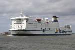 30.06.2013 - groß neben klein - TT-Line Fähre  Huckleberry Finn  neben einem Schiff für Hafenrundfahrten  Selene .