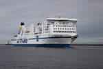Die TT-Line Fähre Peter Pan auf dem Seeweg von Lübeck-Travemünde nach Trelleborg via Rostock-Überseehafen beim Einlaufen am Mittag des 01.10.2017 in Warnemünde