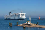  TT-Line Fähre Huckleberry Finn an der Warnemünder Hafeneinfahrt.