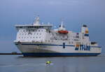 Die TT-Line Fähre NILS DACKE auf ihrem Seeweg von Trelleborg nach Rostock-Überseehafen beim Einlaufen am Morgen des 04.07.2021 um 06:46 Uhr in Warnemünde.