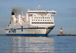 Die Nils Holgersson auf ihrem Seeweg von Travemünde nach Trelleborg via Rostock-Überseehafen beim Einlaufen bei herrlichsten Sonnenschein in Warnemünde.22.01.2022