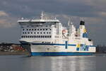 Die TT-Line Fähre Akka auf dem Seeweg von Trellborg nach Travemünde beim Auslaufen am 06.05.2022 in Warnemünde.