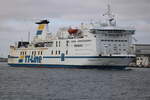 Die TT-Line Fähre Huckleberry Finn auf dem Seeweg von Rostock-Überseehafen nach Trelleborg beim Auslaufen in Warnemünde am Morgen des 08.05.2022 um 08:03 Uhr