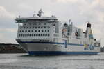 Die TT-Line Fähre Peter Pan auf dem Seeweg von Travemünde nach Trelleborg beim Auslaufen in Warnemünde.13.05.2022