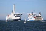 Die Scandlines Fähre Berlin auf dem Seeweg von Gedser nach Rostock-Seehafen beim Einlaufen in Warnemünde,neben an machte sich Robbin Hood auf dem Weg nach nach Trelleborg.05.06.2022