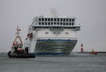 Die Peter Pan auf ihrem Seeweg von Trelleborg nach Travemünde via Rostock beim Einlaufen in Warnemünde.17.02.2023
