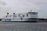 Die TT-Line Fähre Tinkerbell auf ihrem Seeweg von Rostock nach Trelleborg beim Auslaufen in Warnemünde.02.07.2023
