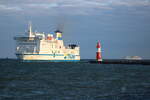 Die TT-Line Fähre Huckleberry Finn auf dem Seeweg von Trelleborg nach Rostock beim Einlaufen in Warnemünde,weiter hinten musste Aidadiva noch auf den Lotsen warten.17.05.2025
