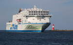 Die TT-Line Fähre Nils Holgersson auf dem Seeweg von Trelleborg nach Travemünde via Rostock beim Einlaufen am 03.10.2025 in Warnemünde.