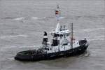 Die 1982 gebaute GROHN (IMO 8223048) passiert am 27.12.2013 die Columbuskaje in Bremerhaven. Dieser Schlepper ist 28,11 m lang, 8,80 m breit, hat eine Maschinenleistung von 2 x 800 kw und einen Pfahlzug von 25,5 t. Heimathafen ist Bremen.