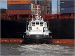 Die 2000 gebaute JADE (IMO 9212278) setzt hier ihre Maschinenleistung von 5.000 kW ein, um ein Containerschiff gegen den kräftigem Ostwind - an der deutschen Ostseeküste herrscht Sturmflut - an die Stromkaje in Bremerhaven zu drücken. ß5.10.2016