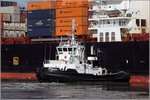 Der Schlepper WESER (IMO 9207887) drückt behutsam mit seinen 5.000 kW ein Containerschiff beim Anlegen an die Stromkaje in Bremerhaven. 05.10.2016