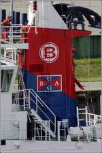 Die neue Schornsteinmarke der URAG: bislang war die URAG-Flagge auf weißem Grund zu sehen, jetzt auf einem rot-blauen Grund. Darüber das in einem Kreis zu sehende B der Boluda Corporación Marítima. Die spanische Schleppreederei Boluda ist seit Februar 2017 Eigentümerin der URAG GmbH. Gesehen am URAG-Schlepper BERNE (IMO 8500422) in Bremerhaven am 30.03.2017