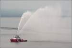 Der Schlepper LESUM verabschiedet mit einer Wasserfontne am 01.09.2008 die Schiffe der Ltten Sail in Bremerhaven. Aufgrund des trben Wetters ist die Bildqualitt leider nicht so gut.