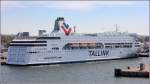 Die 2004 gebaute VICTORIA I (IMO 9281281) liegt am 16.05.2013 in Tallinn. Sie ist 193 m lang, 29 m breit, hat eine GT von 40.975, eine DWT von 4.930 t und kann 2.500 Passagiere und 40 Fahrzeuge transportieren. Die Maschinen leisten 26.240 kw und ermglichen eine Geschwindigkeit von 22 kn. Die VICTORIA I wird auf der Route Tallinn - Mariehamn - Stockholm eingesetzt. Heimathafen ist Tallin (Estland). 