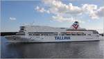 Die 2004 gebaute VICTORIA I (IMO 9281281) ist am 22.07.2018 im Stockholmer Schärengarten unterwegs. Sie ist 192,9 m lang und 29 m breit, hat eine GT/BRZ von 40.975 und bietet 2.500 Passagieren Platz. Für Fahrzeuge stehen 1.030 Lademeter zur Verfügung. Heimathafen ist Tallinn (Estland).