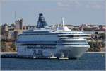 Die 1993 gebaute SILJA EUROPA (IMO 8919805) liegt am 23.07.2018 am neuen Kreuzfahrtanleger in Visby (Gotland). Sie ist 201,78 m lang und 32 m breit, hat eine GT/BRZ von 59.912 und bietet 3.013 Passagieren und 340 Fahrzeugen Platz. Heimathafen ist Tallinn (Estland).