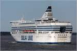 Die 1991 gebaute SILJA SYMPHONY (IMO 8803769) ist am 22.07.2018 im Stockholmer Schärengarten unterwegs. Sie ist 203,03 m lang und 31,93 m breit, hat eine GT/BRZ von 58.377 und bietet 2.852 Passagieren sowie 450 Fahrzeugen Platz. Heimathafen ist Stockholm (Schweden).