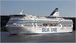 Die 1991 gebaute SILJA SYMPHONY (IMO 8803769) ist am 22.07.2018 im Stockholmer Schärengarten unterwegs. Sie ist 203,03 m lang und 31,93 m breit, hat eine GT/BRZ von 58.377 und bietet 2.852 Passagieren sowie 450 Fahrzeugen Platz. Heimathafen ist Stockholm (Schweden).