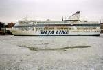 MS  Silja Serenade  im März 1993 bei Packeis im Hafen Helsinki.