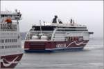 Die 2013 gebaute VIKING GRACE (IMO 9606900) am 20.05.2013 beim Anlegen in ihrem Heimathafen Mariehamn. Sie ist 214 m lang, 32 m breit, hat eine GT von 57.565 und eine DWT von 6.107 t. Sie kann 2.800 Passagieren und 500 Fahrzeuge transportieren. Die VIKING GRACE ist mit 4 Dual-Fuel-Motoren ausgestattet und wird mit LNG (Flssigerdgas) betrieben. Im Heck sind die LNG-Tanks zu sehen.