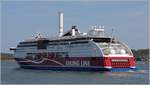 Die 2013 gebaute VIKING GRACE (IMO 9606900) ist das erste Hybridschiff mit LNG/Wind-Antrieb. Seit 2018 ist sie mit einem 24 Meter hohen Flettner-Rotor ausgerüstet, mit dem bei günstigen Winden durch die Nutzung des Magnus-Effektes Treibstoff gespart werden woll. Die VIKING GRACE ist 214 m lang und 31,80 m breit, hat eine GT/BRZ von 57.565, bietet 2.800 Passagieren Platz und verfügt über 2.375 Spurmeter. Heimathafen ist Mariehamn (Finnland). Hier erreichts sie am 22.07.2018 die Aland-Inseln.