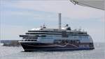 Die 2013 gebaute VIKING GRACE (IMO 9606900) ist das erste Hybridschiff mit LNG/Wind-Antrieb. Seit 2018 ist sie mit einem 24 Meter hohen Flettner-Rotor ausgerüstet, mit dem bei günstigen Winden durch die Nutzung des Magnus-Effektes Treibstoff gespart werden woll. Die VIKING GRACE ist 214 m lang und 31,80 m breit, hat eine GT/BRZ von 57.565, bietet 2.800 Passagieren Platz und verfügt über 2.375 Spurmeter. Heimathafen ist Mariehamn (Finnland). Hier erreichts sie am 22.07.2018 die Aland-Inseln.
