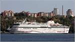Die 1989 gebaute VIKING CINDERELLA (IMO 8719188) ist 191 m lang und 35,84 m breit. Sie hat eine GT/BRZ von 46.398, bietet 2.560 Passagieren Platz und kann 100 PKW und LKW(-Trailer) auf 760 Lademetern transportieren. Heimathafen ist Stockholm (Schweden). Früherer Name: CINDERELLA. Stockholm, 22.07.2018.