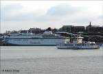 Zwei Fährschiffe:  Cinderella  der VIKING LINE, die auf der Strecke Stockholm - Mariehamn und  DJURGARDEN 10 , die innerhalb Stockholms verkehrt - Stockholm, 15.03.2006
