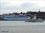 Zwei Fhrschiffe:  Cinderella  der VIKING LINE, die auf der Strecke Stockholm - Mariehamn und  DJURGARDEN 10 , die innerhalb Stockholms verkehrt - Stockholm, 15.03.2006
