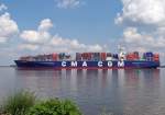 Die  CMA CGM Andromeda , am 02.07.2009 Das größte in Hamburg jemals eingetroffene Containerschiff. Der 363 Meter lange Gigant hat einer Kapazität von 11 400 Standardcontainern (TEU). Im Spätherbst 2009 stößt ein 13 000-TEU-Schiff zur Flotte.