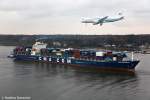 Dieses Treffen der CMA CGM Coral und der Royal Air Force of Oman gelang mir am 12.11.09 am Rsch Park Hmb.Finkenwerder.