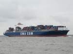 Die  CMA CGM Carmen läuft am 13.05.2010 bei Lühe die Elbe hinauf nach Hamburg.