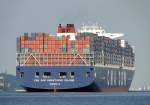„CMA CGM Christophe Colomb“ Kurs Hamburg.Der Frachter bringt es auf eine Tragfähigkeit von 157.000 Tonnen. Der 365 Meter lange und 51 Meter breite Containerriese kann 13 800 Container laden. 