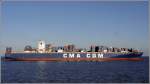 Die 349 m lange CMA CGM FIDELIO (IMO 9299642) in der Seitenansicht. Wie man hier gut sieht, ist sie nicht voll beladen. Dann ist ihr Tiefgang von 15 m auch zu gro, um durch die Elbe Hamburg zu erreichen. 28.01.2011 in der Elbmndung.