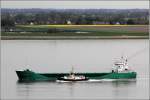 Die 2005 gebaute ARKLOW REBEL (IMO 9291731) am 03.05.2012 Weser aufwrts fahrend. Sie ist 90 m lang, 14 m breit, hat eine GT von 2.999 und eine DWT von 4.504 t. Sie fhrt unter irischer Flagge mit Heimathafen Arklow. Die KAPITN STOEWAHSE nimmt nach dem Lotsenwechsel wieder Fahrt auf.
