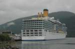 Am Ende des Romsdalsfjords in Andalsnes hat uns die Costa Deliciosa einen Besuch abgestattet. Beobachtet am 24.06.2011. Dieses Kreuzfahrtschiff wurde am 31. Januar 2010 an  Costa Cruise Kreuzfahrten bergeben. Die Kosten belaufen sich auf 450 Mio. Sie wurde am 5.Februar 2010 getauft. Trgt die IMO Nr: 9398917. Lnge: 294 m, Breite: 32,3 m.  Passagiere: 2828, Crew: 1100, Decks: 16.