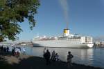 Gleich hinter der gerade eingelaufenen Queen Elizabeth kommt die MS COSTA MARINA IMO 6910544 in den Lbeck-Travemnder Hafen und wird gleich am Ostpreussenkai festmachen...  Aufgenommen: 4. Juni 2011 um 7:40 Uhr vo Priwall...