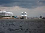 Da braut sich was zusammen. MV COSTA NEOROMANTICA am 12.07.12 am Hamburger Cruisecenter.