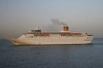 Costa Classica beim Anlegemanver in Dubai.