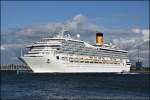 Kreuzfahrtschiff  Costa Fortuna  der Reederei Costa Crociere verlässt am Abend des 21.06.14 Warnemünde und wird dabei von einem kleinen Polizeiboot begleitet.
