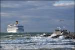 Die Costa Fortuna lässt am 21.06.14 die Westmole von Warnemünde hinter sich.