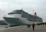 MS  Costa Atlantica  auf einer Fahrt von Venedig um Italien herum nach Genua am 09.11.2001 in Valletta / Malta.