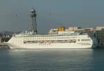 MS  Costa Victoria  am 29.09.2003 in Barcelona, ber dem Schiff zwei Gondeln der Seibahn ber den Hafen und der Mittelmast, er ist auch eine Zwischenstation.
