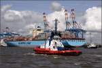 Der Kotug-Schlepper RT INNOVATION (IMO 9190626) ist nur Zuschauer beim Anlegemanver der fast 400 m langen EUGEN MAERSK (IMO 9321550) an der Stromkaje in Bremerhaven. Diesen fetten Brocken hatten sich Schlepper der URAG gesichert. 13.08.2009