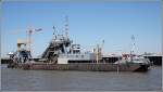 Der Eimerkettenbagger HH 39 - HANSA der Fa. Heinrich Hirdes ist am 11.06.2006 in Bremerhaven im Einsatz. Ebenfalls die Saugbagger CORNELIA und NORDSEE. Der Eimerkettenbagger Hansa kann bis zu 30 m Tiefe baggern. An seiner Seite hat HH 69, eine Spaltklappschute festgemacht.