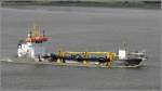 Die 2014 gebaute STRANDWAY (IMO 9664457) fährt am 20.07.2014 Höhe Bremerhaven Weser abwärts. Dieser Laderaumbagger ist 90 m lang, 19 m breit, hat eine GT/BRZ von 4.320 und eine DWT von 5.950 t. Die Baggertiefe beträgt bis zu 30 m. Heimathafen ist Limassol (Zypern).