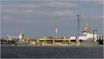 Die 2010 gebaute SHOALWAY (IMO 9556337) passiert am Nordende der Stromkaje in Bremerhaven das Oberfeuer Imsum, um am Rande der Auenweser sein Baggergut zu verklappen. Dieser Laderaumsaugbagger ist 90 m lang und 19 m breit, hat eine GT/BRZ von 4.088 und eine DWT von 5.490 t. Heimathafen ist Limassol (Zypern). 09.04.2019